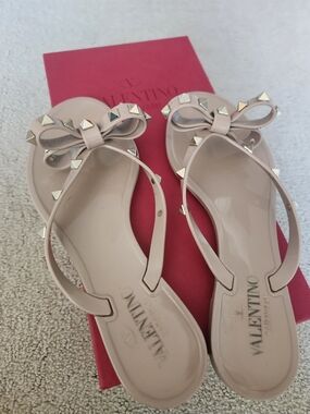 Valentino Garavani Nude Rockstud Bow Jelly Sandals